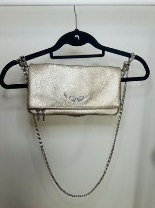 Bolso dorado con cadena
