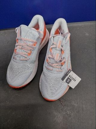 ZAPATILLAS RUNNING MUJER KIPRUN KS 500 2 GRIS Y ROJO CORAL