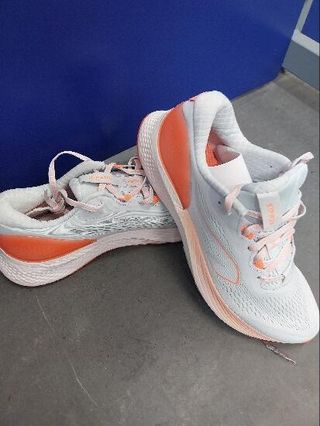 ZAPATILLAS RUNNING MUJER KIPRUN KS 500 2 GRIS Y ROJO CORAL