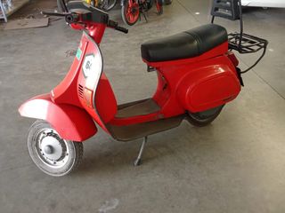 Moto Vespa Roja