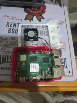 Raspberry Pi 5 con carcasa oficial