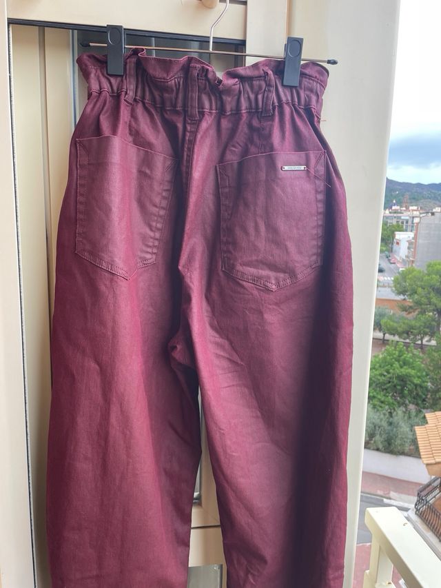 Pantalón efecto piel Zara burdeos
