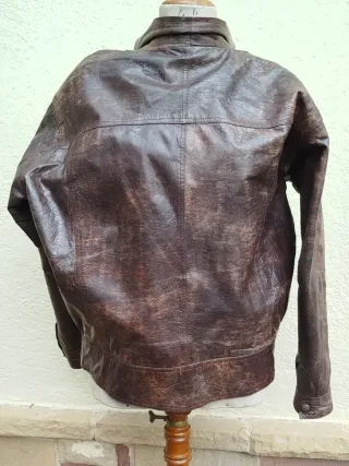 Cazadora de cuero marrón. 