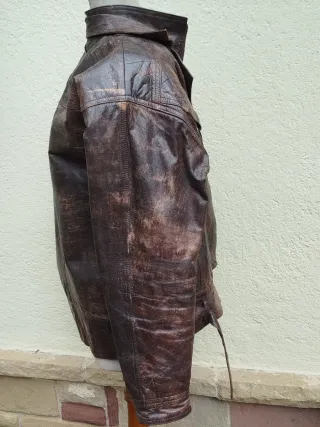 Cazadora de cuero marrón. 