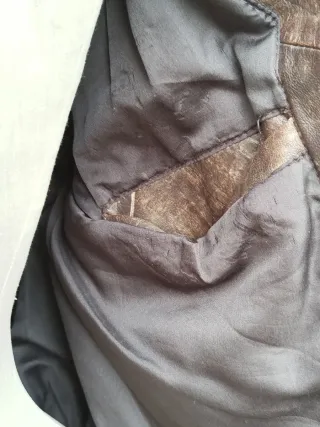 Cazadora de cuero marrón. 