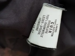 Cazadora de cuero marrón. 