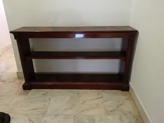 Mueble de madera marrón versátil