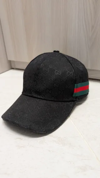 Cappello Gucci nero con banda verde e rossa