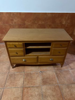 Mueble de salón y mesa de madera