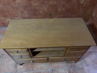 Mueble de salón y mesa de madera
