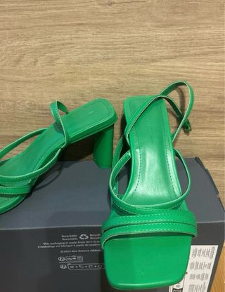 Sandalias tacón Bershka verde