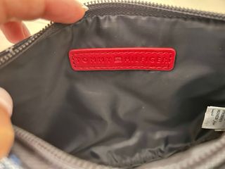 Cartera de mano Tommy Hilfiger azul y dorada