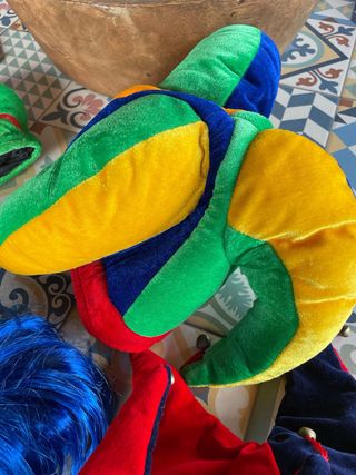 Gorros ( arlequín, peluca azul, caballero...)