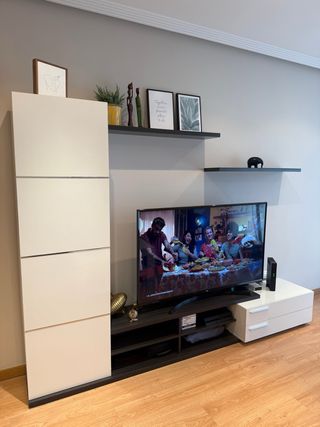 Mueble de salón modular blanco y marrón