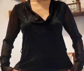 Maglia nera in tulle con decorazioni