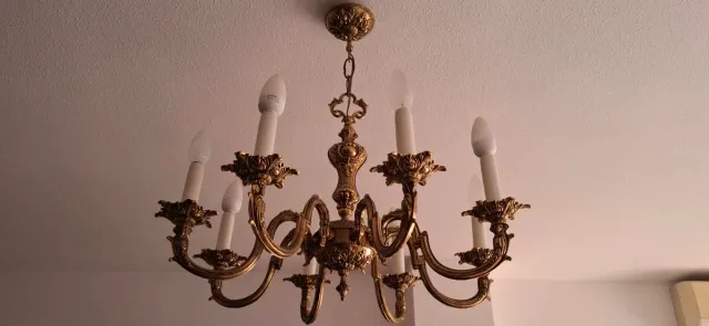 Lámpara de araña dorada de metal