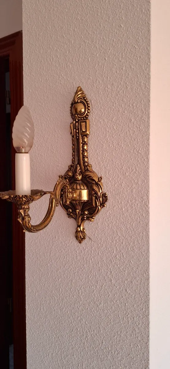 Lámpara de araña dorada de metal