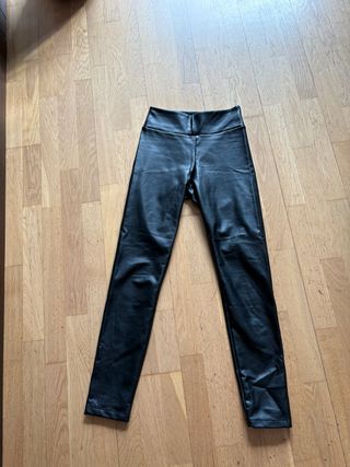 Pantalones negros efecto piel