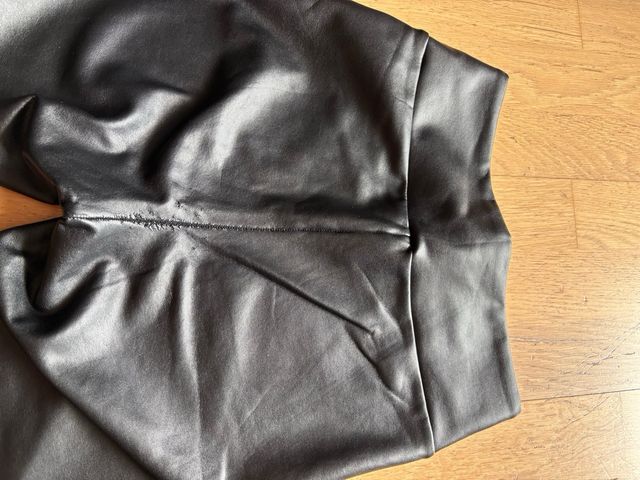 Pantalones negros efecto piel