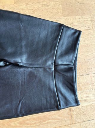 Pantalones negros efecto piel