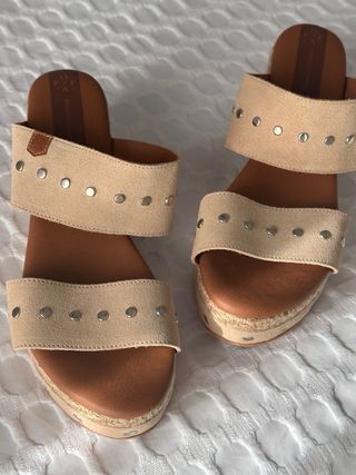Sandalias cuña ante beige tachuelas