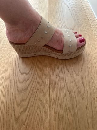 Sandalias cuña ante beige tachuelas