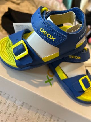 Sandalias Geox niño azul y amarillo Talla 25. 