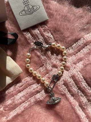 Pulsera Vivienne Westwood Perlas y Pin