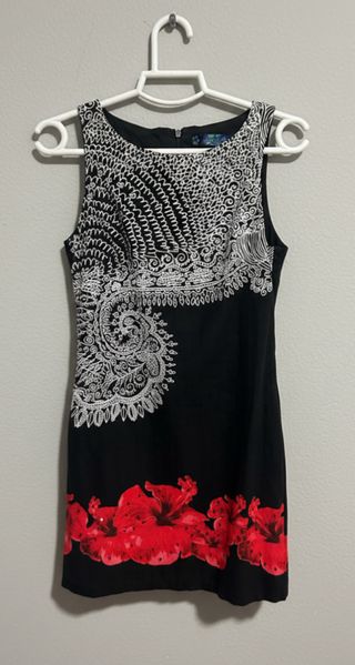 Vestido Desigual Negro con Flores Rojas y joyas