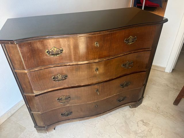 Cómoda de madera elegante con tapa de cristal