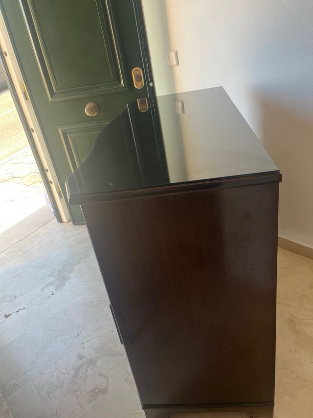 Cómoda de madera elegante con tapa de cristal