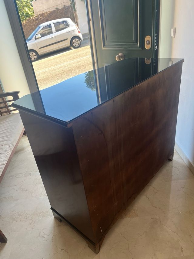 Cómoda de madera elegante con tapa de cristal