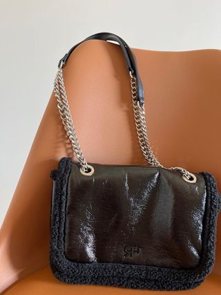 Bolso charol negro con borreguito. Cadena doble