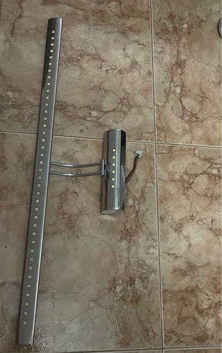 APLIQUE CROMADO DE LUZ LED INTEGRADA .