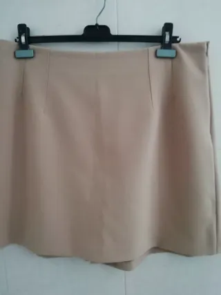 Falda pantalón beige talla 44, en perfecto estado