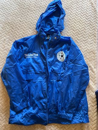 Chubasquero azul con capucha