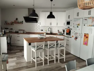 Casa reformada con jardín y piscina