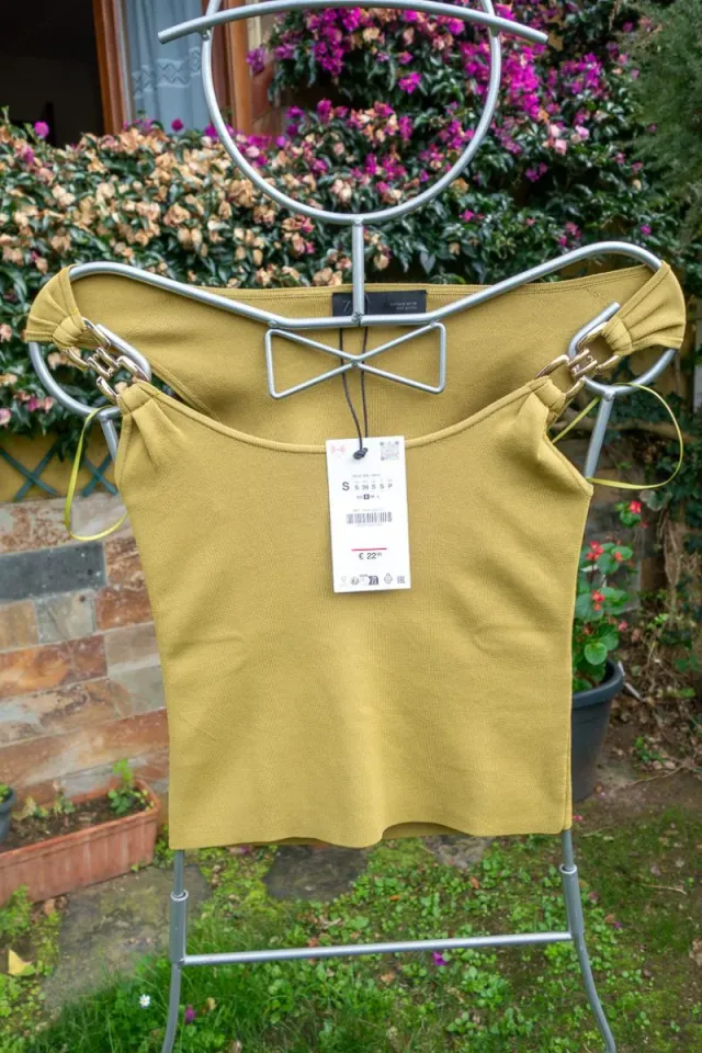 Top punto Zara detalle metálico