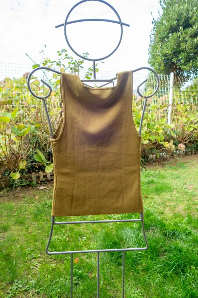 Top punto Zara detalle metálico