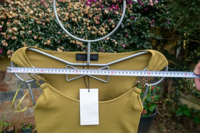 Top punto Zara detalle metálico