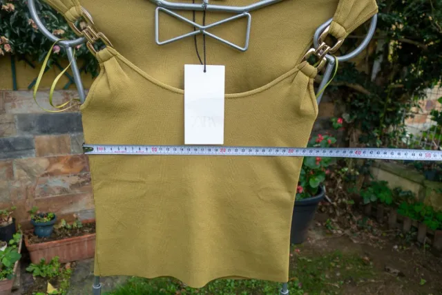 Top punto Zara detalle metálico