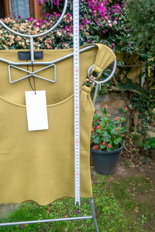 Top punto Zara detalle metálico