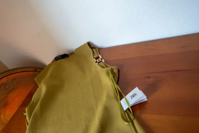 Top punto Zara detalle metálico