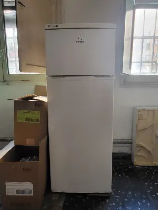 Nevera Indesit blanca