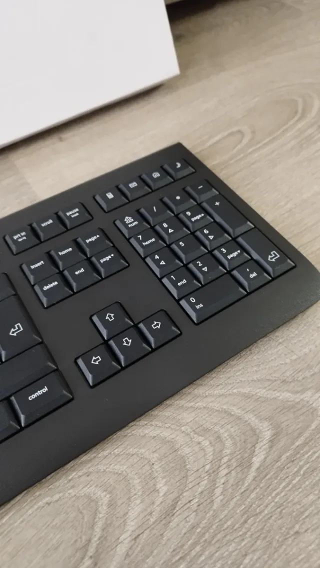 Teclado Cherry KC 1000. Diseño plano. Silencioso