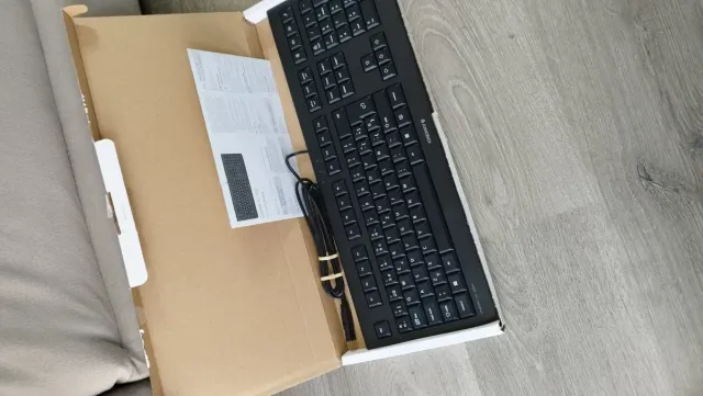 Teclado Cherry KC 1000. Diseño plano. Silencioso