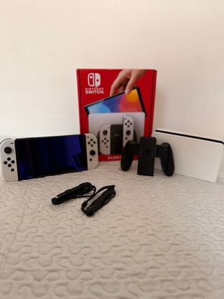 Nintendo Switch OLED bianco e nero