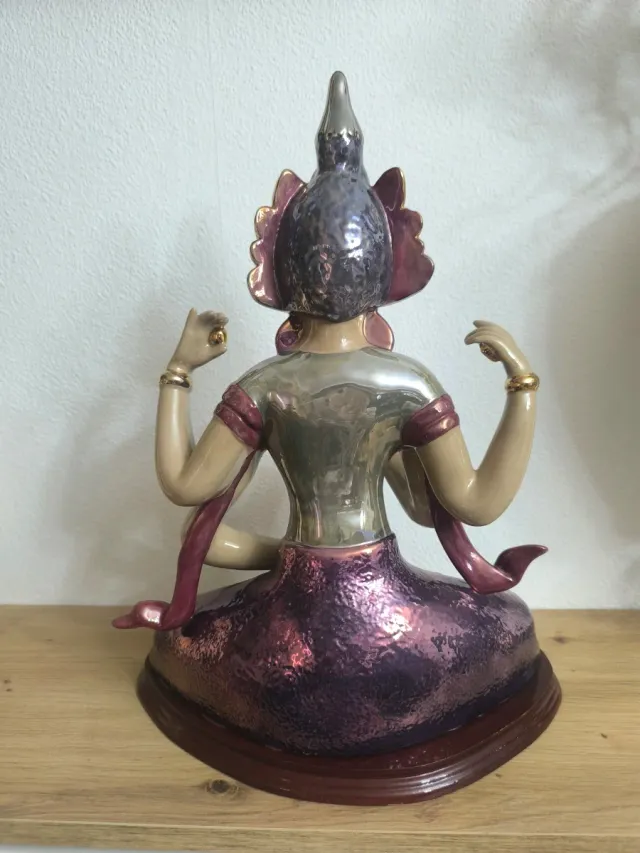 Figura de porcelana dorada y morada
