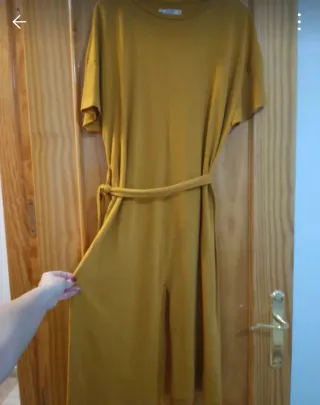 Vestido midi amarillo con cinturón