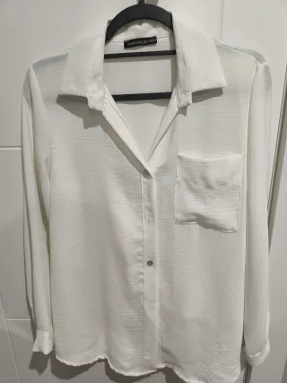 Blusa blanca con bolsillo